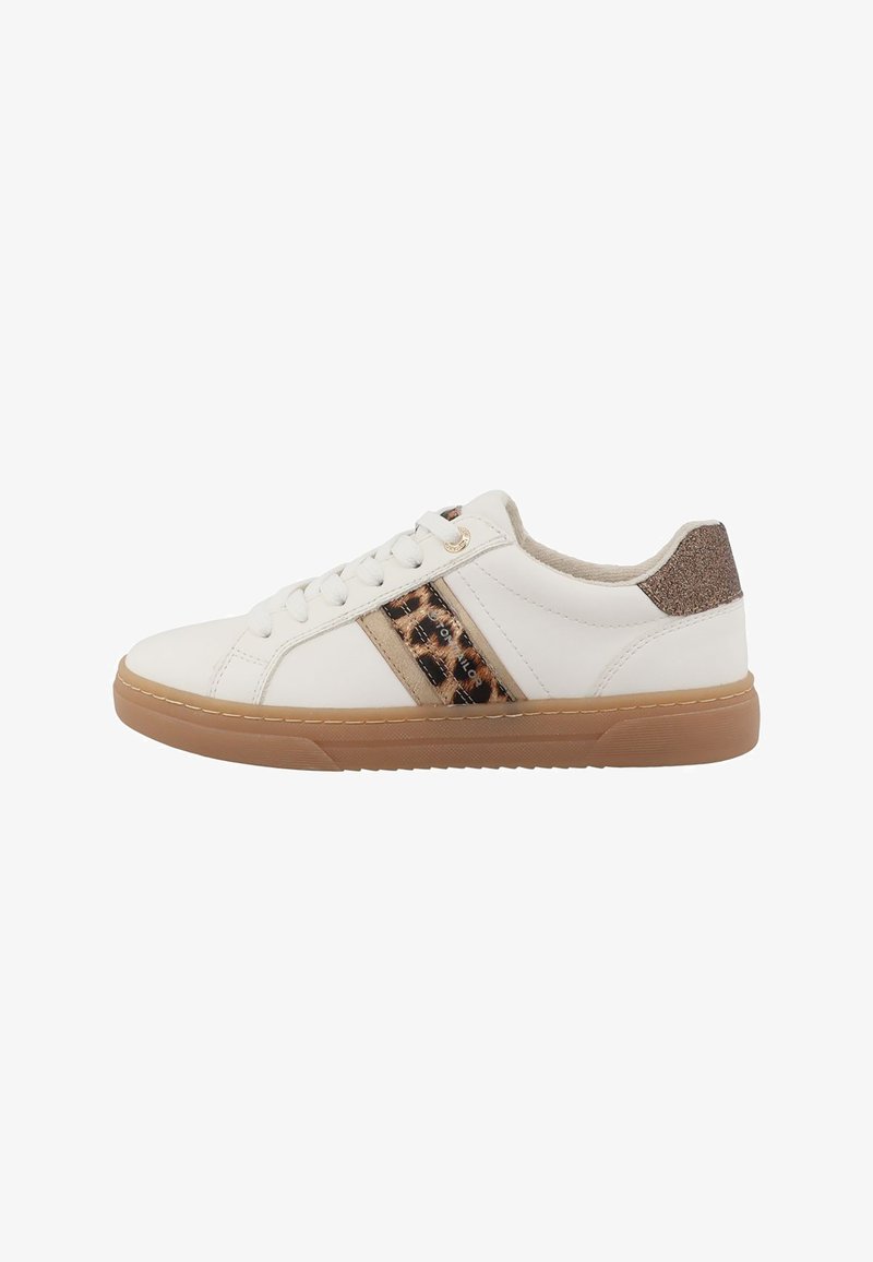 Baskets basses blanches avec semelle en caoutchouc marron, imprimé léopard et accents pailletés métalliques sur le côté et le talon, fermeture à lacets.