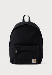Mochila negra de Carhartt con un bolsillo delantero con cremallera y un asa de bucle sobre un fondo blanco.