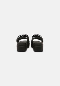Crocs BROOKLYN STRAPPY - Sandali con plateau - black