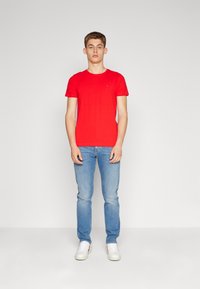 Tommy Hilfiger STRETCH SLIM FIT TEE - Jednoduché tričko - fierce red
