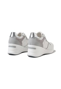 Scarpe atletiche bianche e grigie con una tomaia in pelle liscia, pannelli in rete, accenti argentati e una suola spessa e ammortizzata.