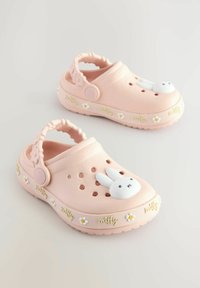 Lyserøde klipklapper lavet af letvægtsmateriale har en hvid kaninfigur foran samt dekorative tusindfryd med "miffy" tekst på siderne.