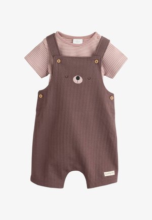 Baby romper med duse lilla overalls med bjørneansigt og træknapper over en støvet rosa kortærmet stribet skjorte.