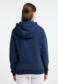 Felpa con cappuccio blu navy dal tocco morbido, con polsini e orlo a costine. Presenta una vestibilità rilassata e un piccolo logo decorativo sul maniche.