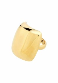 Anillo en tono dorado con un diseño suave y curvado y una superficie pulida. Presenta una banda ancha y una forma escultórica contemporánea.