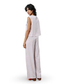 Gestreepte outfit van lichte stof, bestaande uit wijde broekspijpen en een mouwloos topje. Hoorizontale strepen in blauw, oranje en wit.