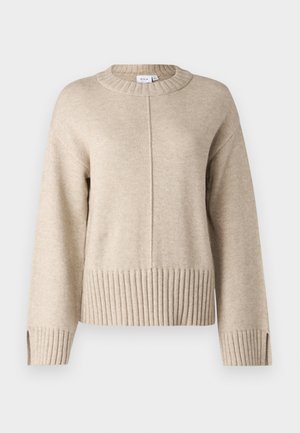 Pull en tricot beige avec un col rond, un ourlet et des poignets côtelés. Présente des détails de couture verticale à l'avant et des fentes sur les côtés de l'ourlet.