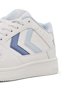 Bílá teniska s modrým semišem a světle modrými detaily, hladkým koženým tělem, šněrováním vpředu a texturovanou gumovou podrážkou.