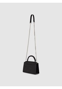 Borsa a tracolla nera in suede sintetico con un design strutturato, dotata di manico superiore, tracolla a catena removibile e chiusura a patta magnetica.