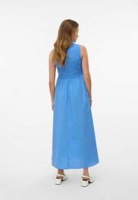 Maxi šaty ze světle modré látky, s nařaseným živůtkem a bezrukávovým designem. Hladká textura, s rovnou siluetou a bočními kapsami.