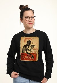 Felpa nera con stampa grafica di una figura scheletrica che tiene in mano un cervello, con testo in rosso e beige. Materiale in misto cotone.