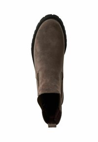 Bottines en daim marron avec des panneaux élastiques sur les côtés et une semelle en caoutchouc noir texturé. Présente une languette à l'arrière pour un enfilage facile.