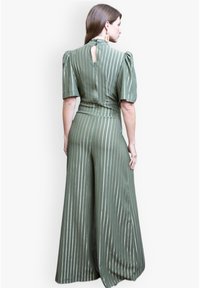 Grüner gestreifter Jumpsuit mit Puffärmeln, Schlüsselaugen-Rückendetail und weitem Bein. Hergestellt aus einem strukturierten Stoff mit subtiler Schattierung.