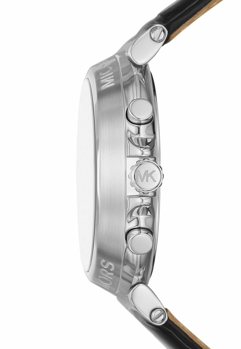 Vista lateral de un reloj de pulsera de acero inoxidable con tres botones, corona con el logo de MK y correa de cuero negro fijada con tornillos.