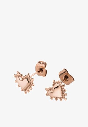 Roségoldene Ohrstecker in Herzform mit einer Perlenkante und Schmetterlingsverschlüssen auf weißem Hintergrund.