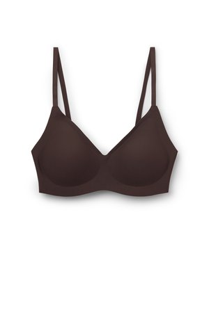 Soutien-gorge sans armatures marron avec fines bretelles réglables et bonnets moulés, conçu pour le confort et un léger soutien.