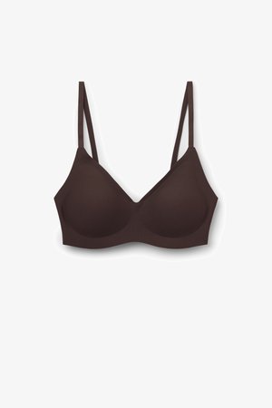Soutien-gorge sans armatures marron avec fines bretelles réglables et bonnets moulés, conçu pour le confort et un léger soutien.