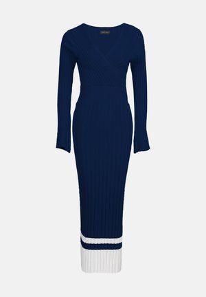Sötétkék bordázott ruha hosszú ujjakkal, betekert nyakkivágással és karcsúsított fazonnal, fehér csíkkal a szegélyén.
