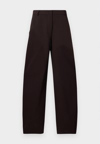 Καφέ παντελόνι με φαρδί μπατζάκια και ομαλή υφή. Διαθέτει ίσια μέση, θηλιές για ζώνη και πλαϊνές τσέπες για πρακτικότητα.