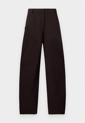 Καφέ παντελόνι με φαρδί μπατζάκια και ομαλή υφή. Διαθέτει ίσια μέση, θηλιές για ζώνη και πλαϊνές τσέπες για πρακτικότητα.