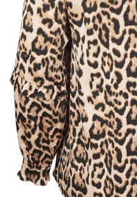 Blúzka s leopardím vzorom v béžovej a čiernej farbe, s volánovými rukávmi a elastickými manžetami, vyrobená z hladkej, ľahkej tkaniny.