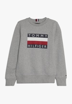 Grijze crewneck sweater met geribbelde manchetten en zoom, met een rechthoekig Tommy Hilfiger-logo in marineblauw, wit en rood aan de voorkant.