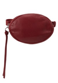 Borsa ovale in pelle rossa con superficie texturizzata, tracolla regolabile e hardware metallico. Presenta una chiusura con zip e un branding minimale.