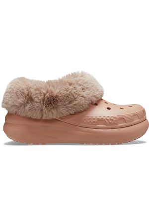 Chaussures avec un doux revers en fausse fourrure marron clair, fabriquées en matériau en caoutchouc rose ; présentent des trous de ventilation et des détails texturés sur les côtés.