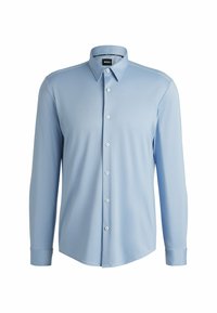 Chemise habillée à manches longues de couleur bleu clair avec col boutonné et ourlet droit. Comprend des boutons blancs et une texture de tissu lisse et brillante.