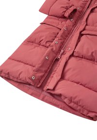 Cappotto imbottito rosa con zip frontale, bottoni a pressione, molteplici tasche e una texture di tessuto liscia e elegante.