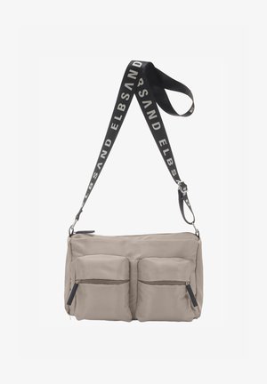 Grau gefärbte Stoff-Crossbody-Tasche mit zwei vorderen Reißverschlusstaschen, verstellbarem schwarzen Trageriemen mit "ELBSAND"-Text und einer weichen, strukturierten Oberfläche.