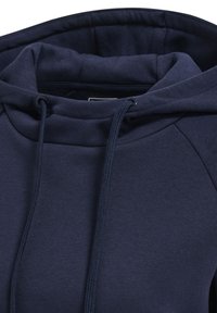Felpa blu navy con cappuccio regolabile e collo a costine. Presenta una texture liscia e un design della scollatura accogliente e chiuso.