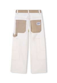 Pantalons cargo blancs avec une taille beige, deux poches à l'arrière et des poches latérales. Présente des coutures robustes et une étiquette de logo Timberland.