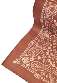 Brązowy materiał z białymi wzorami paisley i floralnymi wzdłuż krawędzi, charakteryzujący się starannym szyciem i gładką fakturą.