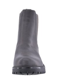Botín de cuero gris hasta el tobillo con punta redonda, superficie texturizada, paneles laterales elásticos y una suela de goma negra rugosa con relieves.