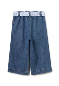 Culottes de mezclilla con una cinturilla de estampado floral. La tela es de un azul medio, con un corte suelto y dobladillos rematados.