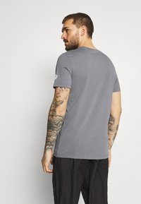 ASICS FUJI TRAIL TEA - T-shirt estampada - graphite grey
