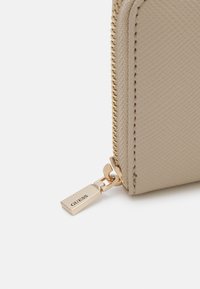 Guess LAUREL SMALL AROUND - Lommebok - taupe