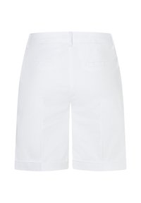 Weiße Baumwollshorts mit geradem Schnitt, flacher Vorderseite und zwei Gesäßtaschen ohne sichtbare Verzierungen oder Muster.