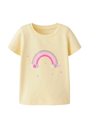 Camiseta amarilla de manga corta para niño pequeño con un arcoíris rosa y plateado con purpurina y pequeñas flores en el centro delantero.