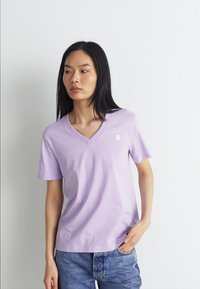 Calvin Klein Jeans BADGE V NECK TEE - Pamata T-krekls - pastel lilac