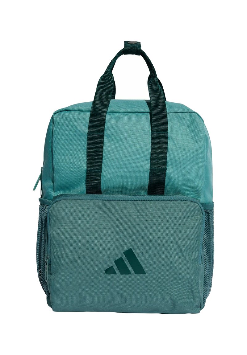Zaino in poliestere teal con doppio manico superiore, tasca frontale con zip, tasca laterale in rete e logo Adidas in verde scuro. Forma rettangolare, texture liscia.
