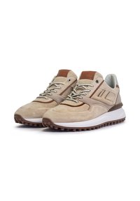 Chaussures de sport en daim beige avec des accents en cuir marron, lacets ronds, semelles texturées et un col rembourré pour le confort.