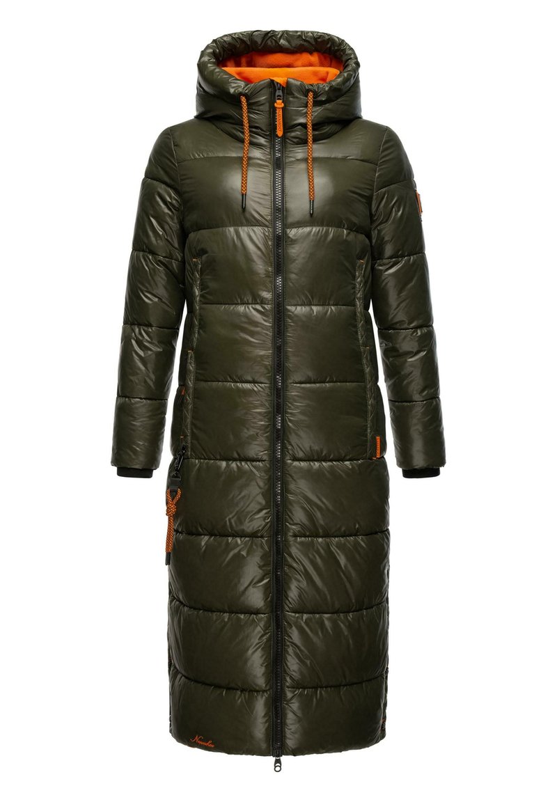 Lange olijfgroene pufferjas met een capuchon, voorzien van een oranje voering en trekkoorden, een ritssluiting aan de voorkant en zijzakken met accenten.