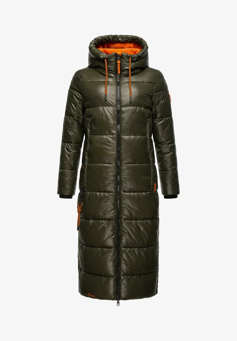 Ilgas alyvuogių spalvos pūkinis paltas su kepure, turintis oranžinę pamušalą ir raištelius, priekinį užtrauktuką ir šonines kišenes su akcentais.