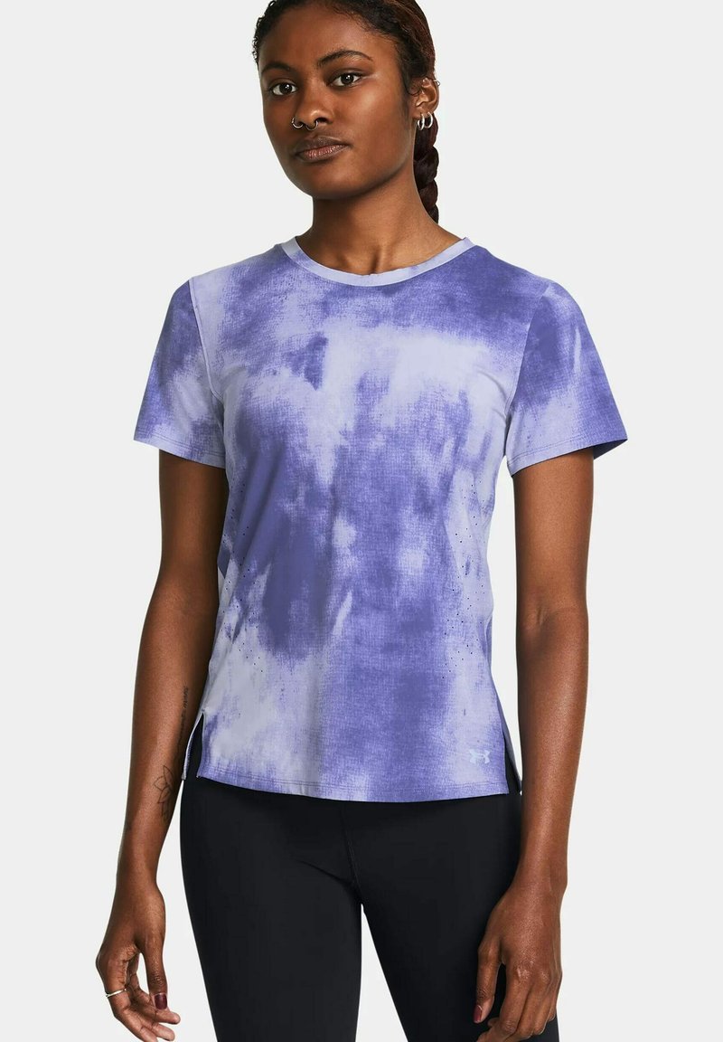 T-shirt viola tie-dye con maniche corte, scollo rotondo e spacchi laterali. Realizzato in tessuto leggero con una sottile texture.