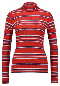 Czerwony sweter typu golf z prążkowanej tkaniny, ozdobiony poziomymi paskami w kolorze białym, niebieskim i granatowym. Dopasowany krój, długie rękawy i miękka faktura.