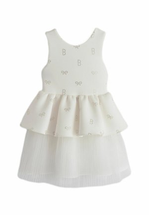 Rochie albă fără mâneci pentru fete, cu talie peplum, fustă din tul și un mic fundiță cu puncte și modele cu litera B pe corset.