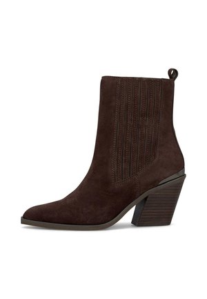 Stivaletto in suede marrone con punta affusolata, dettagli di cucitura verticale e tacco spesso in legno. Anello sul retro per una facile vestibilità.
