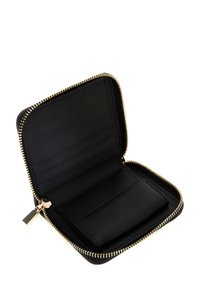 Portafoglio in pelle nera con zip dorata, dotato di più scomparti per carte e una superficie interna liscia. Design compatto per una facile conservazione.